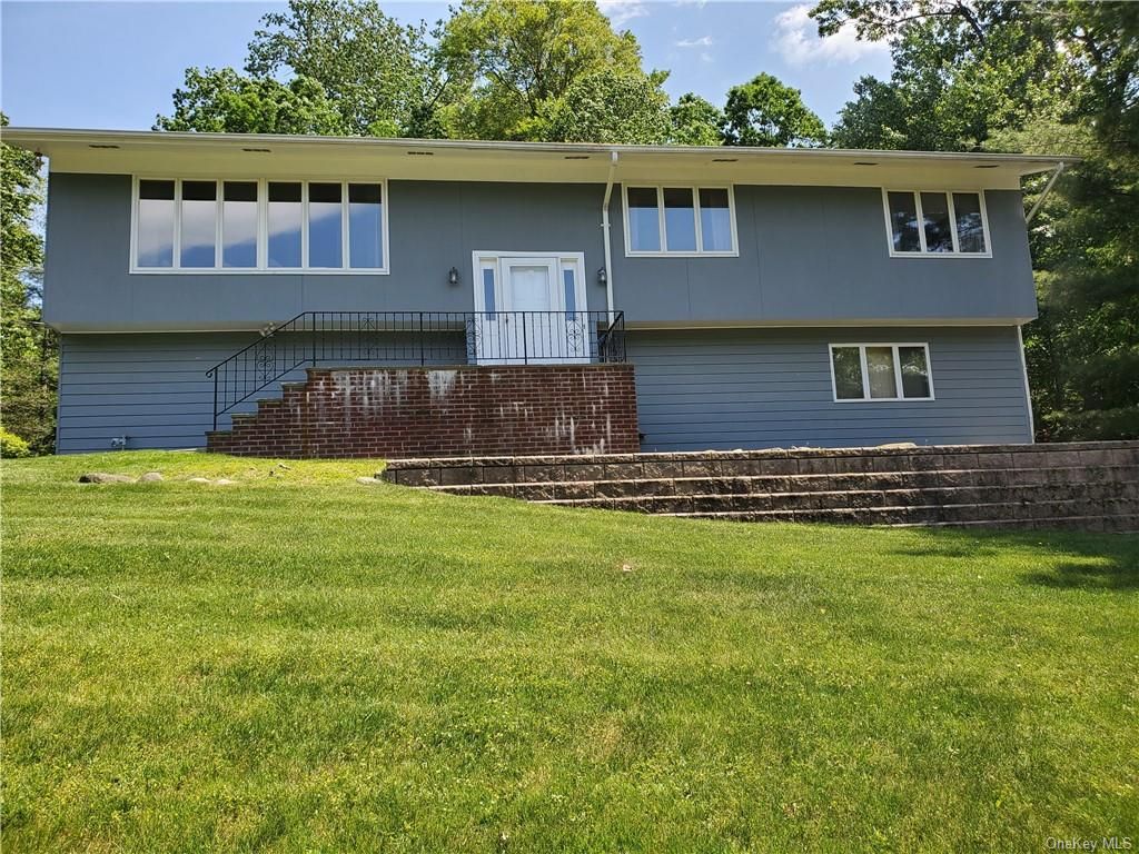 491 Mitchell Dr, Valley Cottage, NY 10989