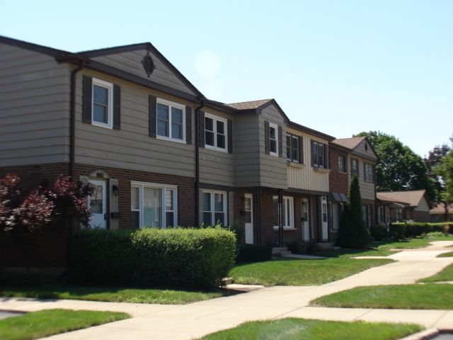 265 Montgomery Ln, Wood Dale, IL 60191