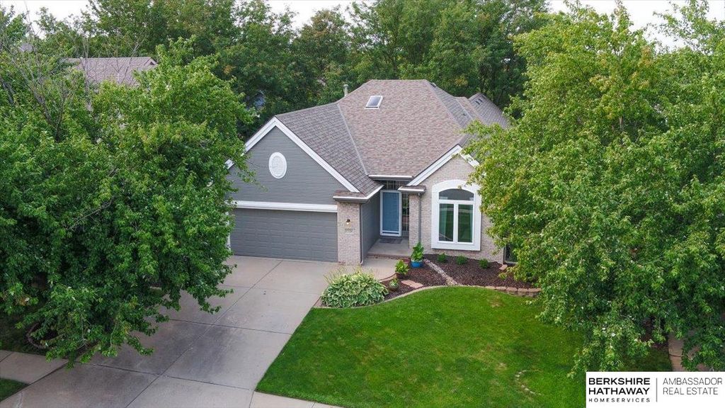 17320 Pine Cir, Omaha, NE 68130