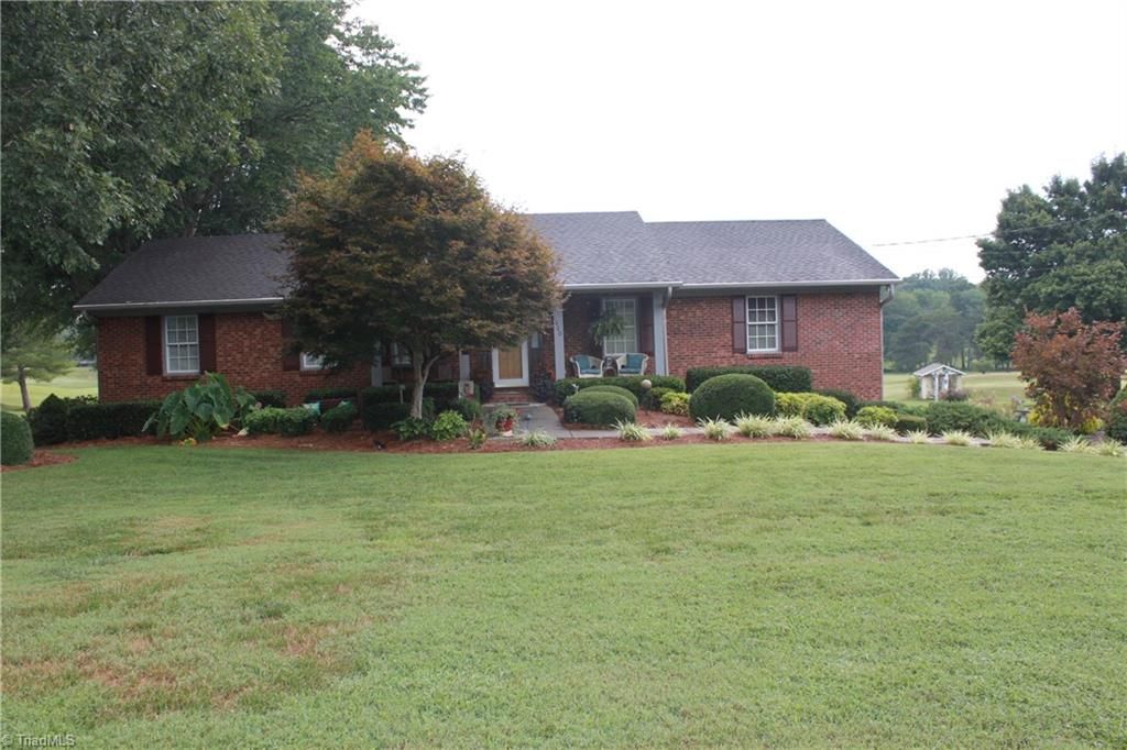 1020 Foxfire Rd, Kernersville, NC 27284