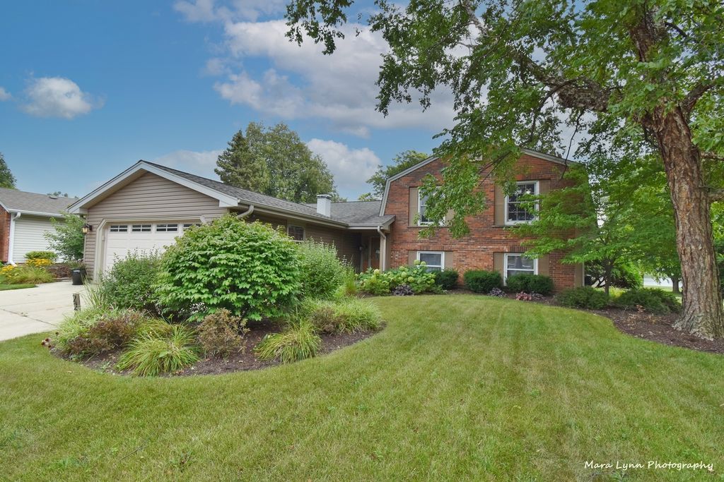 226 S Circle Ave, Bloomingdale, IL 60108