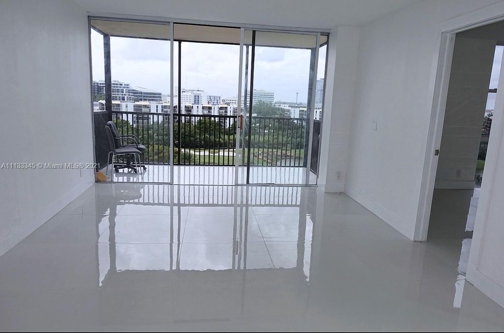 20301 W Country Club Dr #1021, Miami, FL 33180