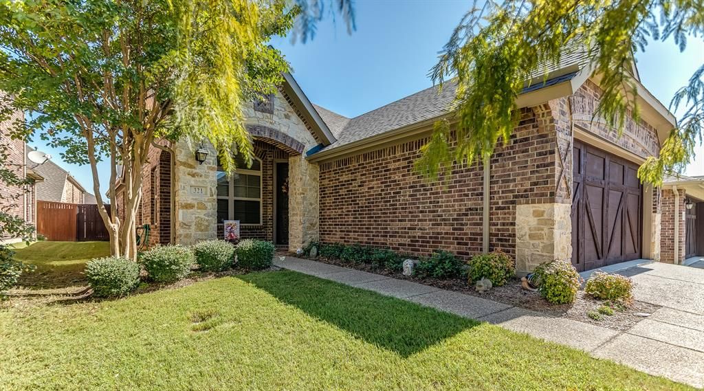321 Eastland Dr, Lewisville, TX 75056