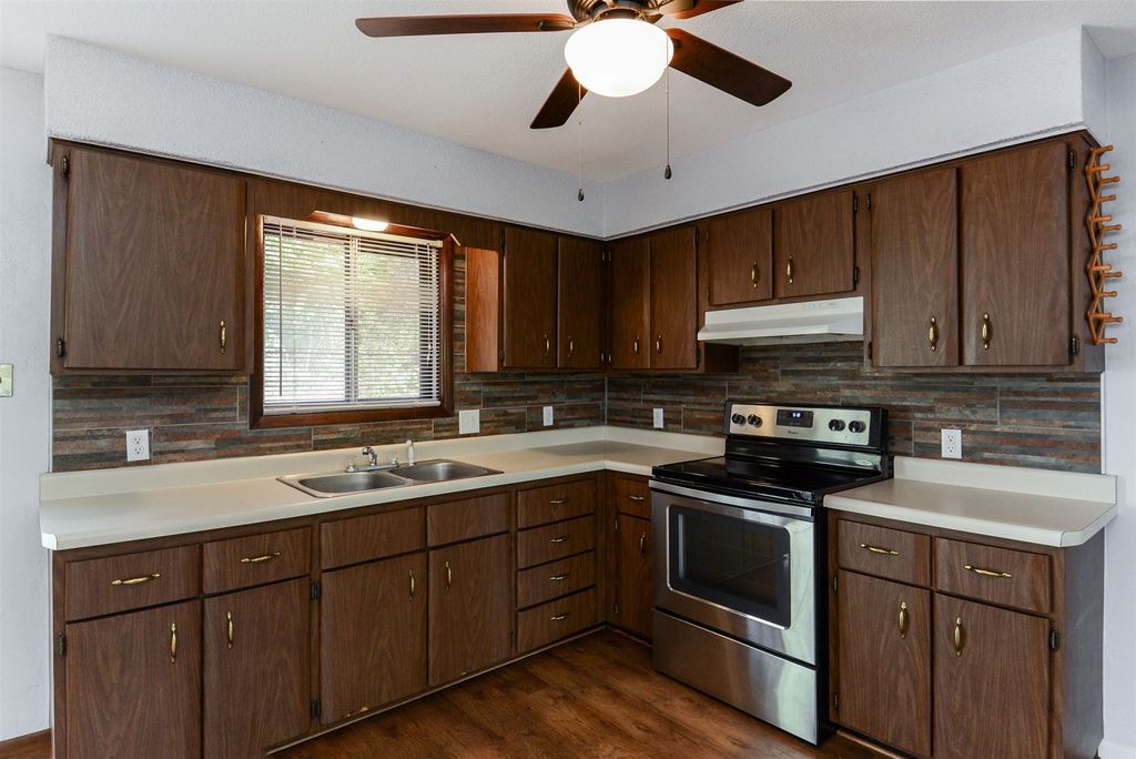 2360 Maple St, Hollister, MO - 4 Bed, 2 Bath Single-Family Home - 53