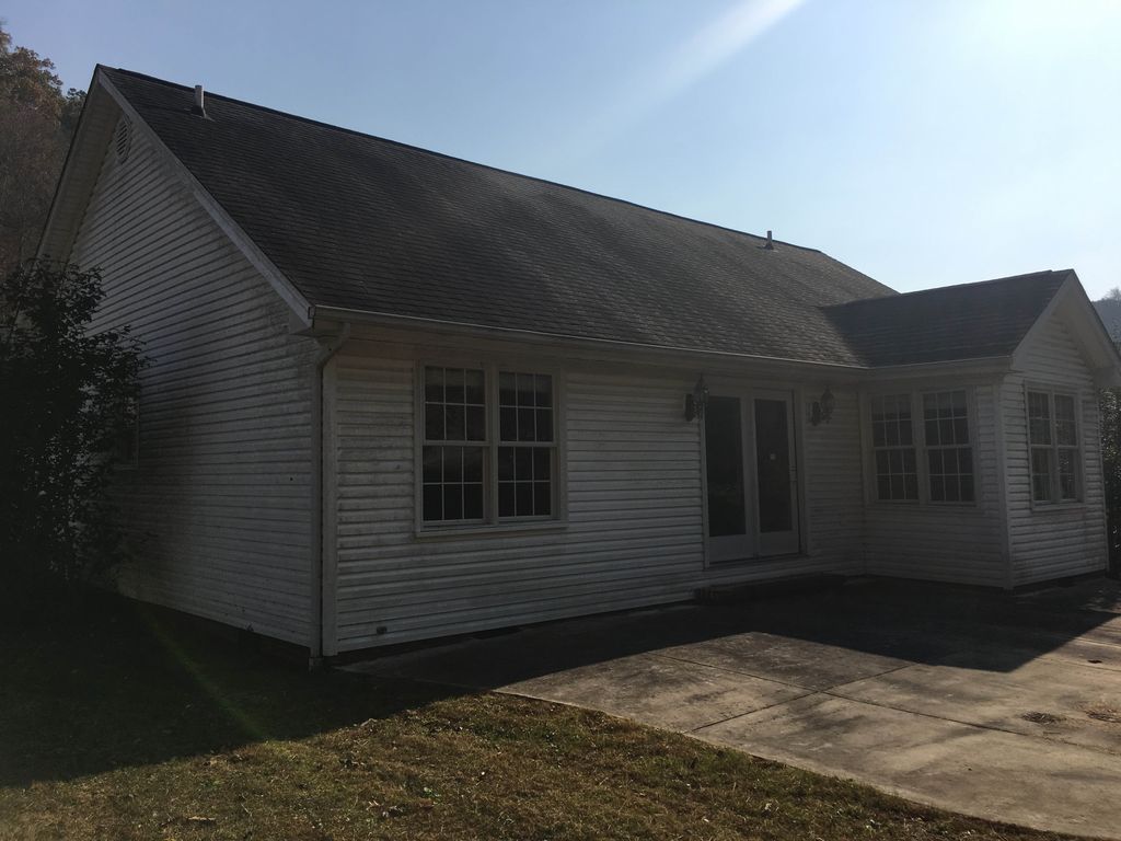 131 Stoney Brook Dr, Van Lear, KY 3 Bed, 2 Bath SingleFamily Home