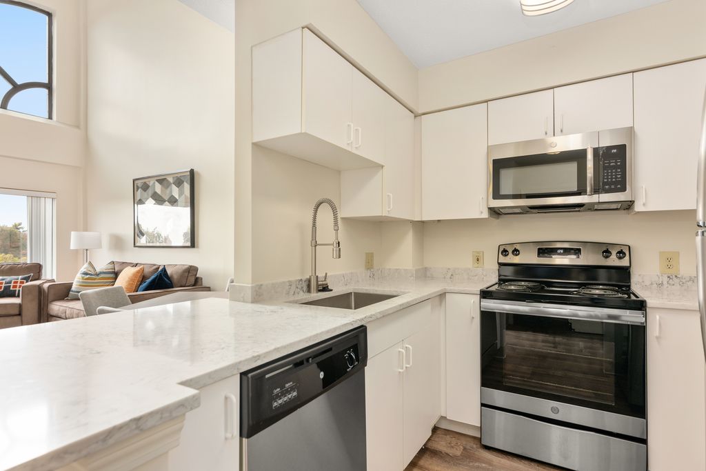 7 Archstone Ave, Tewksbury, MA 01876