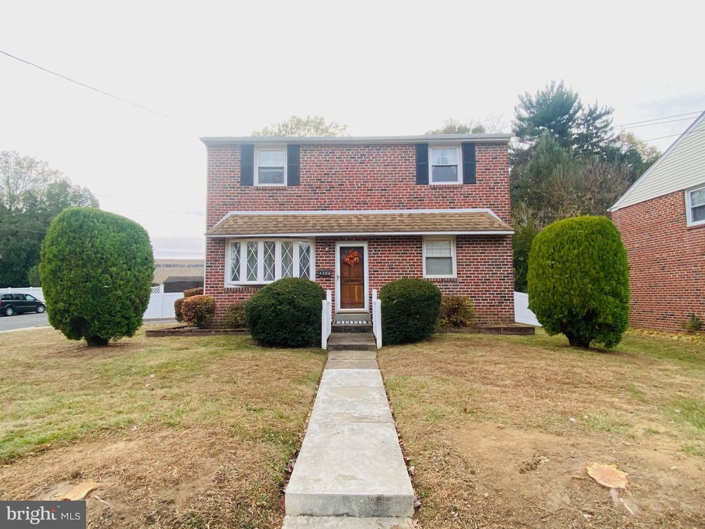 4300 Chandler Dr, Brookhaven, PA 19015