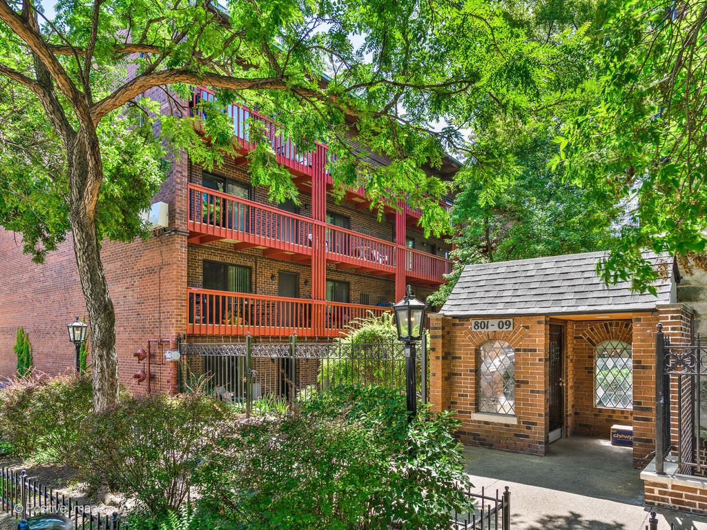 801 W Oakdale Ave #3B, Chicago, IL 60657