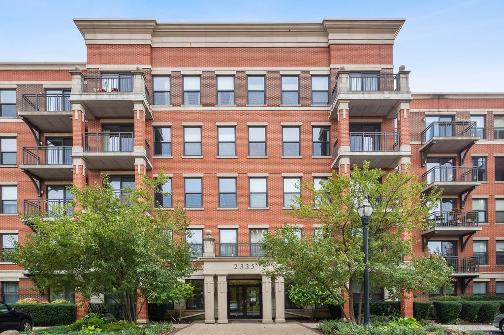 2335 W Belle Plaine Ave #211, Chicago, IL 60618