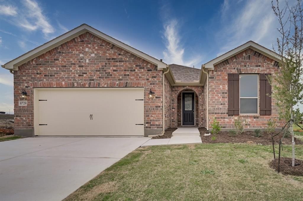8728 Heliotrope Ln, Fort Worth, TX 76131