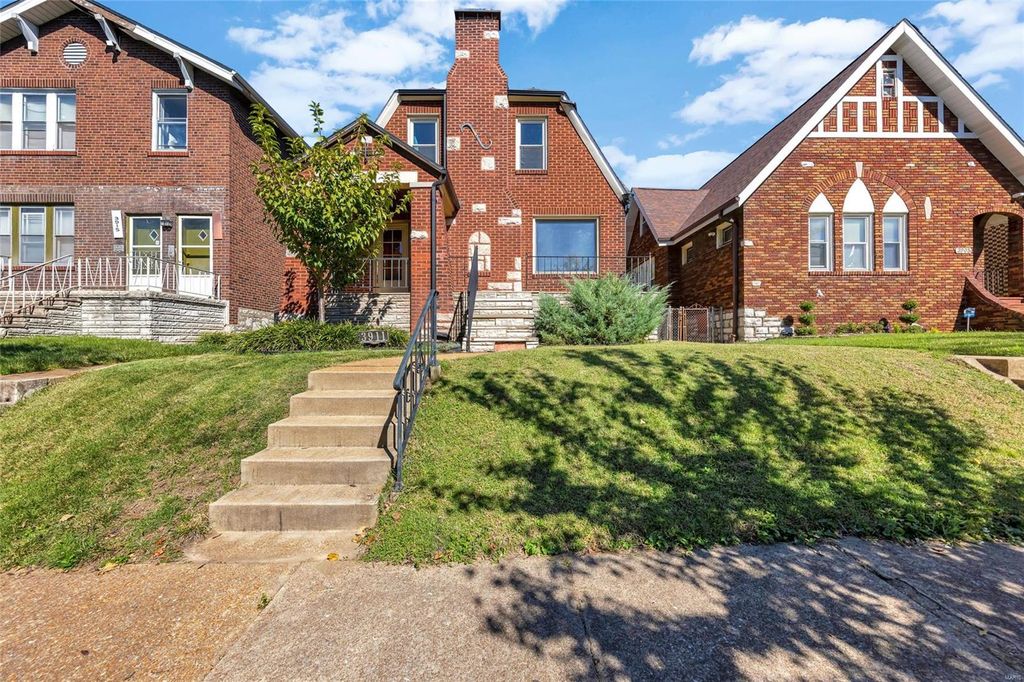 3911 Kingsland Ct, Saint Louis, MO 63116