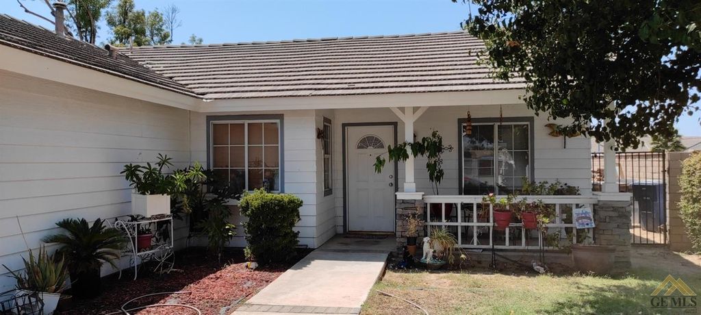 8601 Windjammer Dr, Bakersfield, CA 93312