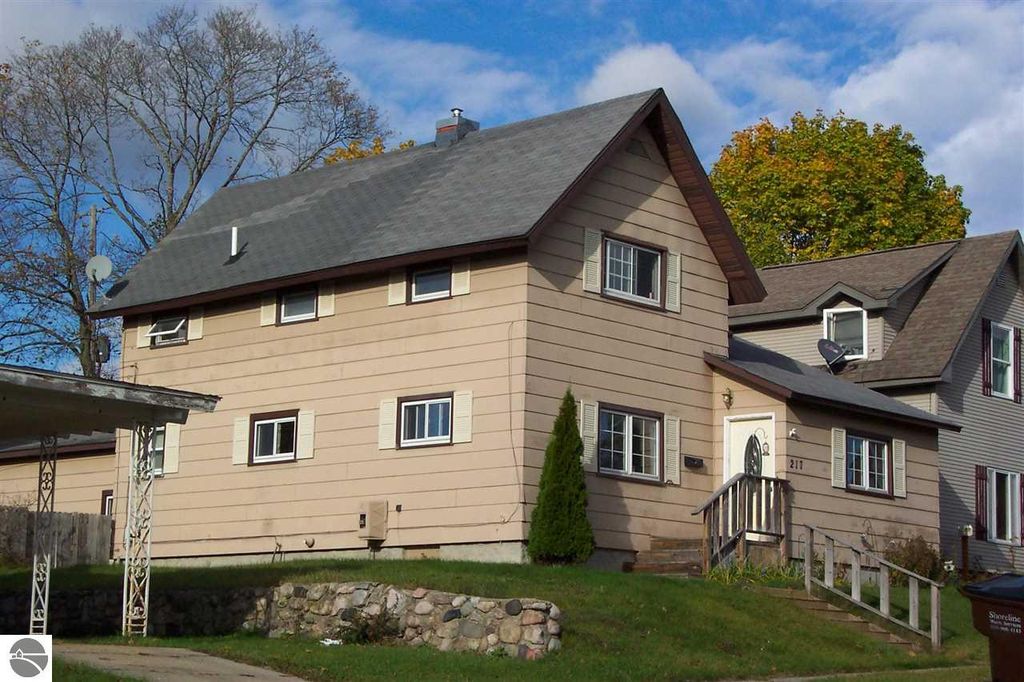 217 E Nelson St, Cadillac, MI 49601