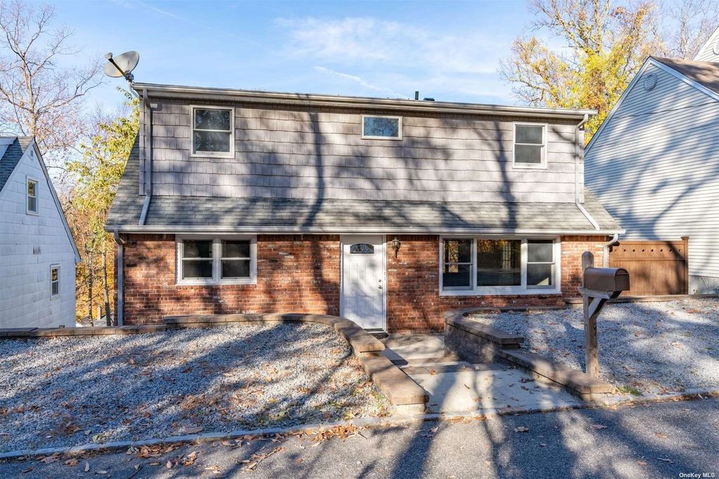 29 Potter Lane, Halesite, NY 11743 See Est. Value, Schools & More