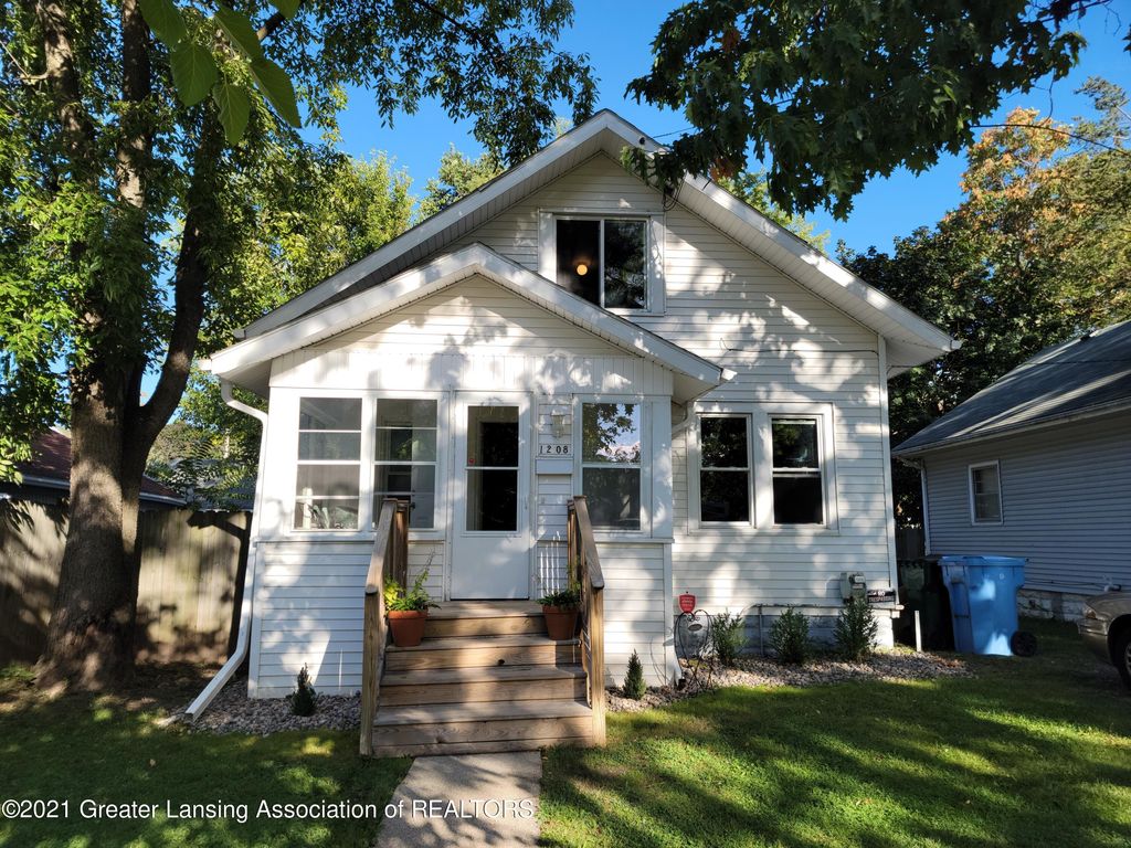 1208 Comfort St, Lansing, MI 48915