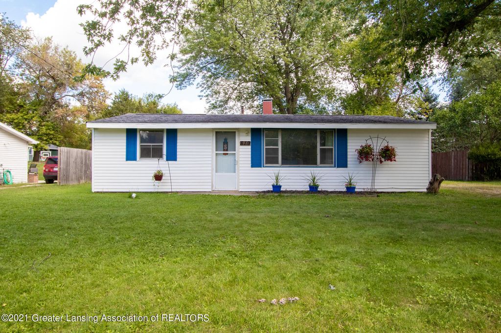 819 Pine St, Dewitt, MI 48820