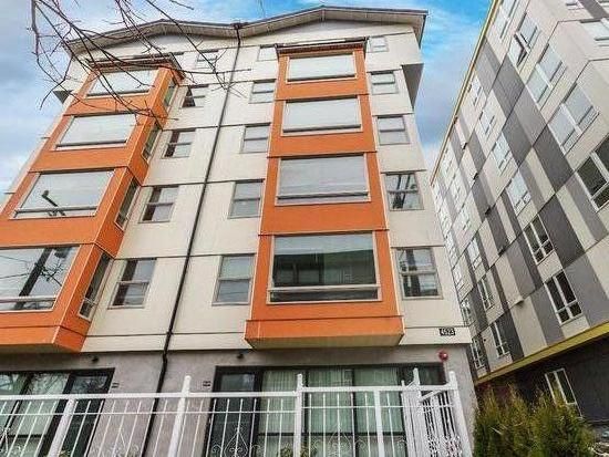 4523 8th Ave NE #404, Seattle, WA 98105