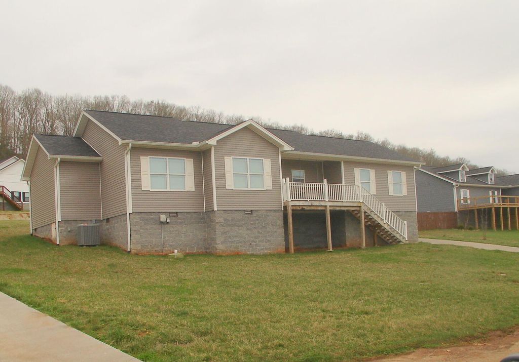 408 Cedar Creek Cir, Kodak, TN 37764