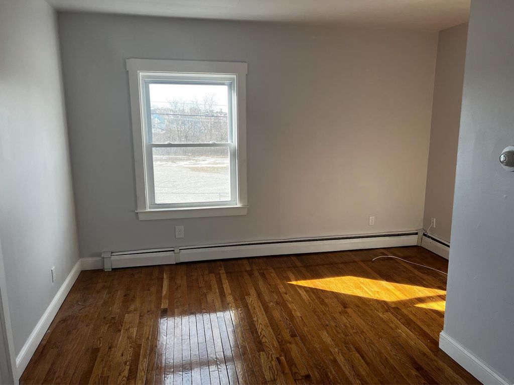 70 Perry St, Lowell, MA 01852