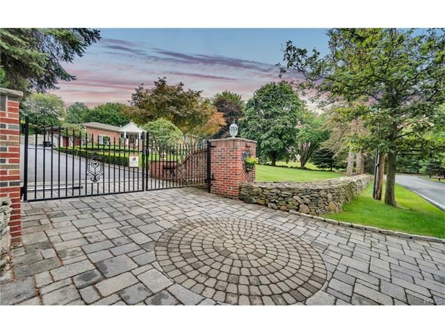 33 Smith Hill Rd, Airmont, NY 10952