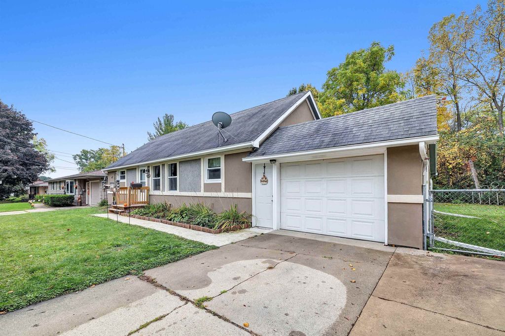 1243 Grant St, Green Bay, WI 54303