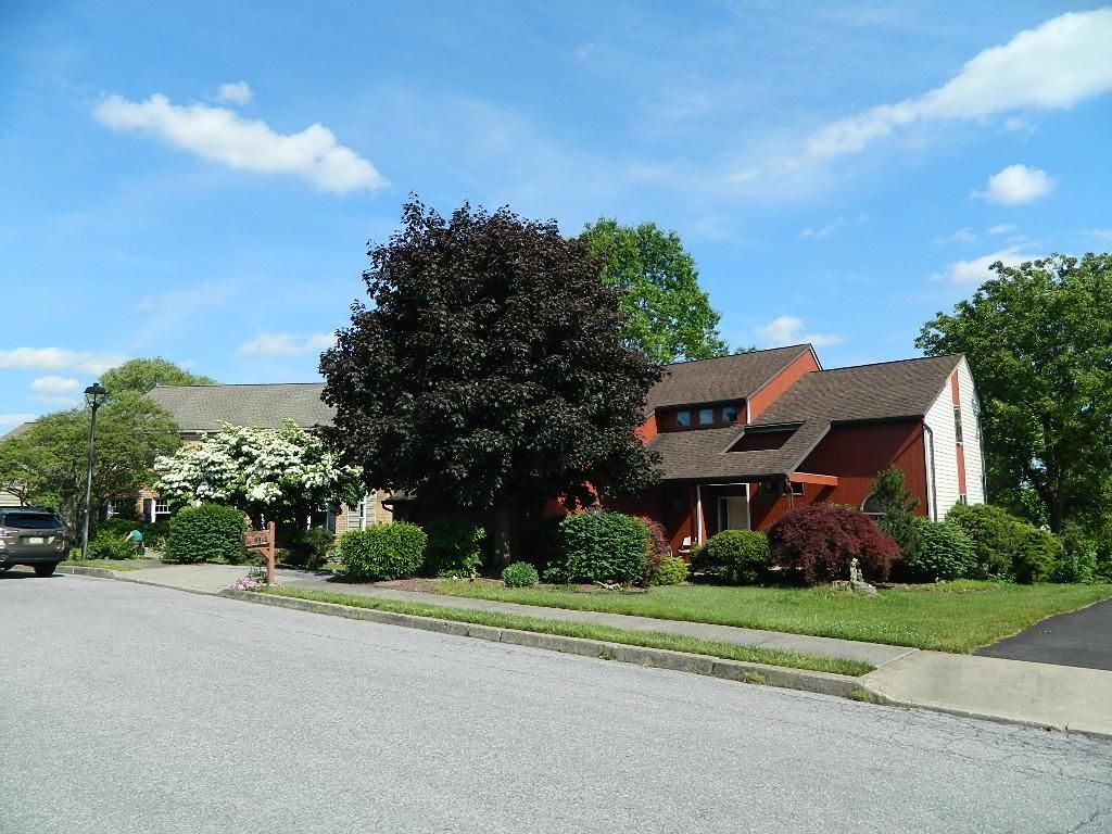 3312 Park Ct, Whitehall, PA 18052
