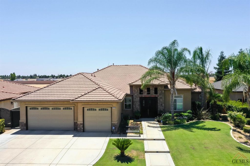 10101 Silverthorne Dr, Bakersfield, CA 93314