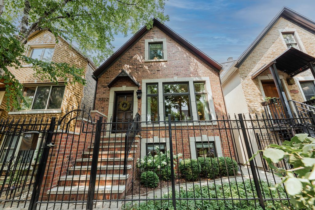 2322 W Dickens Ave, Chicago, IL 60647