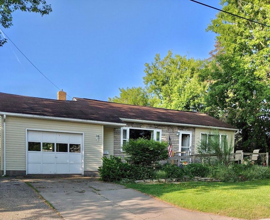1016 E 6th Ave, Sault Sainte Marie, MI 49783