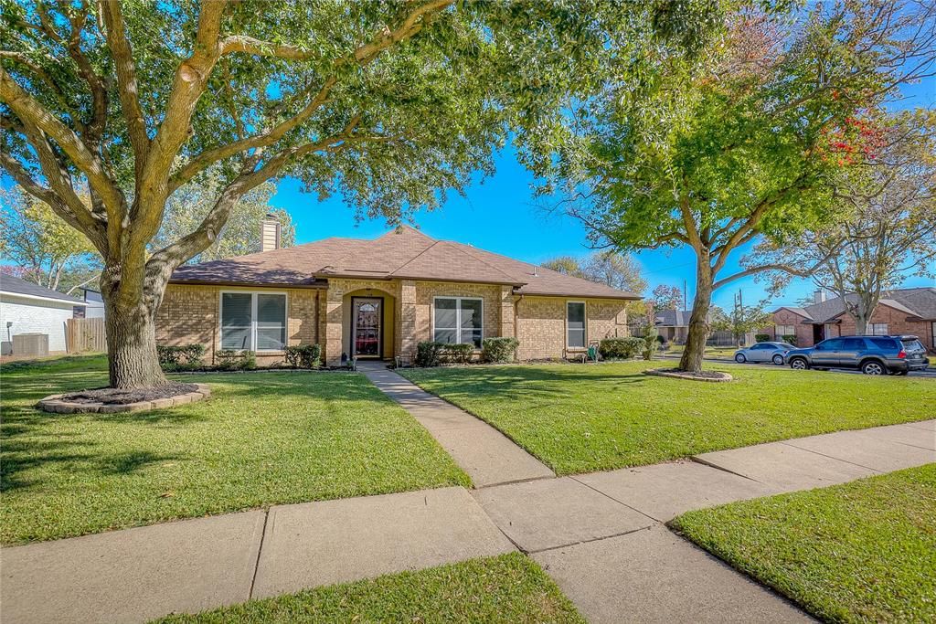 2306 Crestview Ln, Rowlett, TX 75088