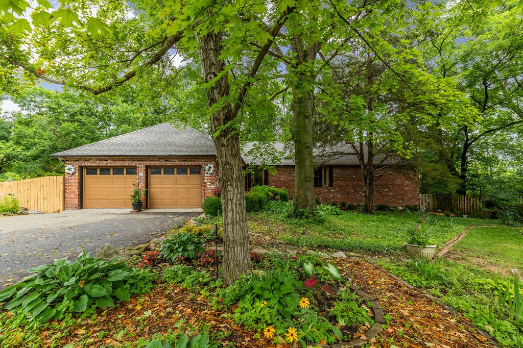 2980 S Maple Bluff Dr, Columbia, MO 65203