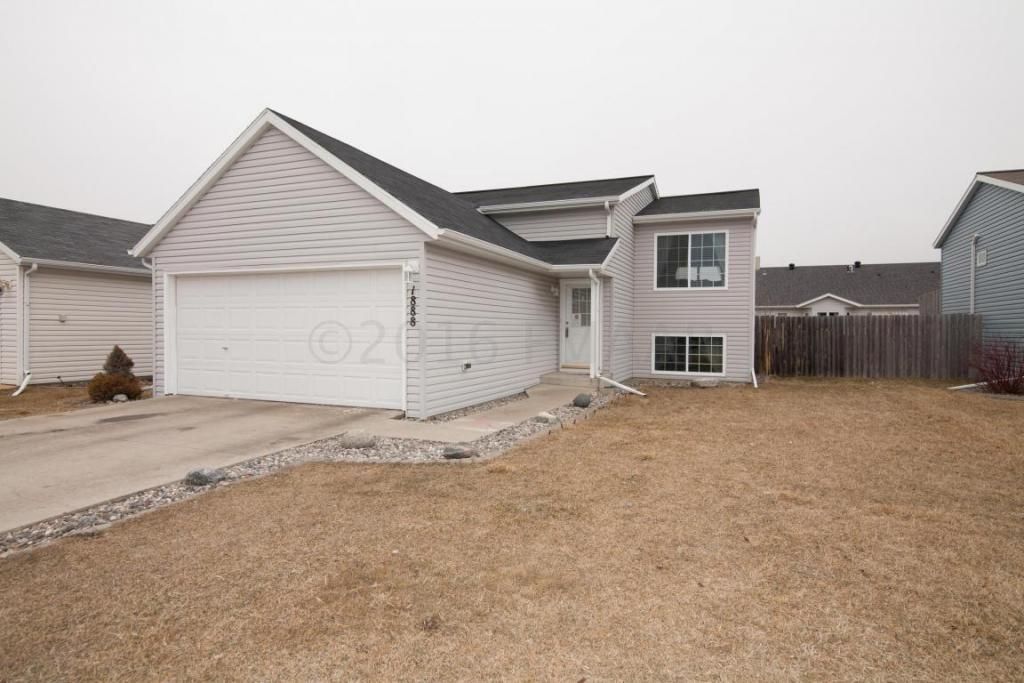 1888 Huntington Ln, West Fargo, ND 58078