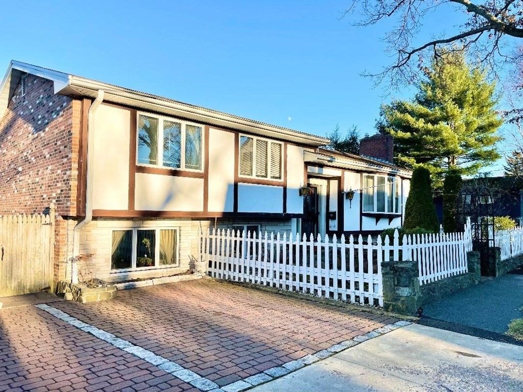 139 Village St, Marblehead, MA 01945