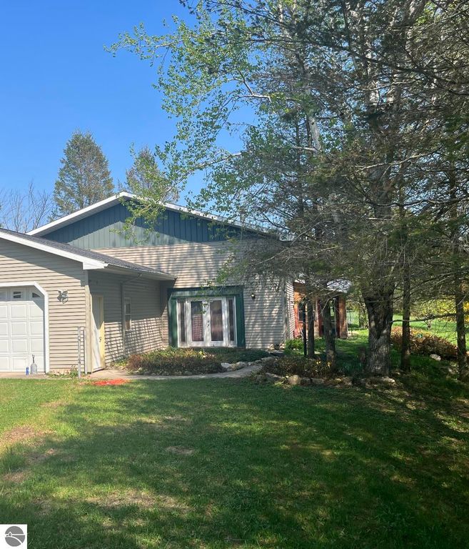 11259 S Bright Rd, Maple City, MI 49664