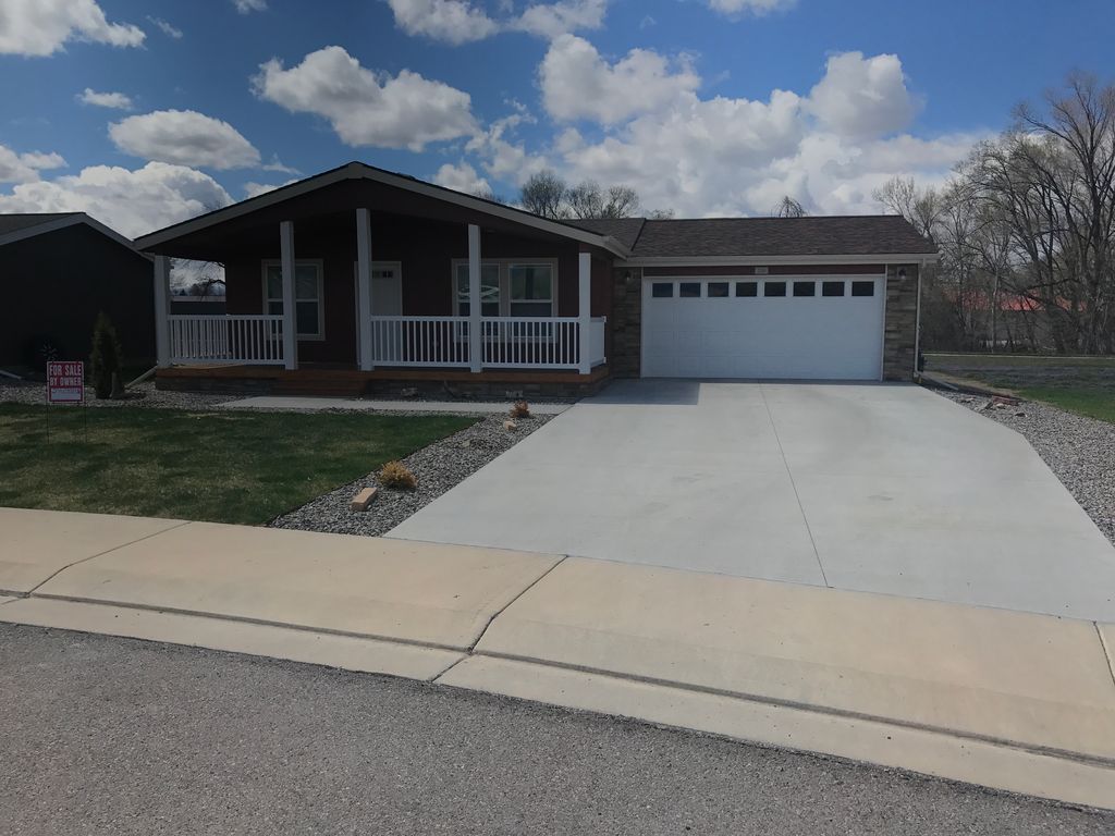 220 Castle Ave, Montrose, CO 81401