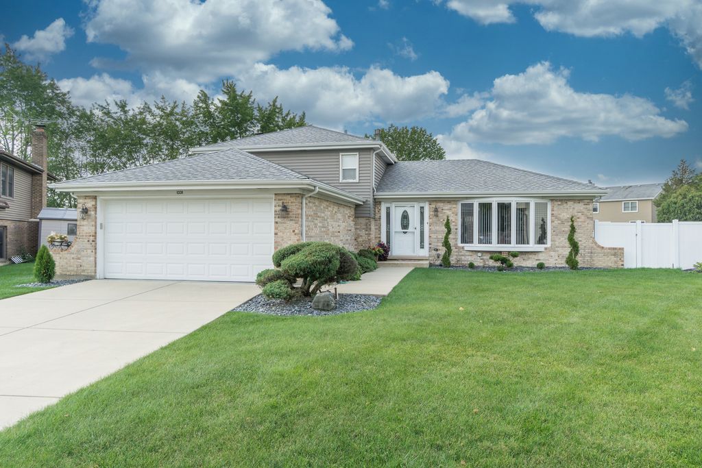 1331 W Horseshoe Ct, Addison, IL 60101