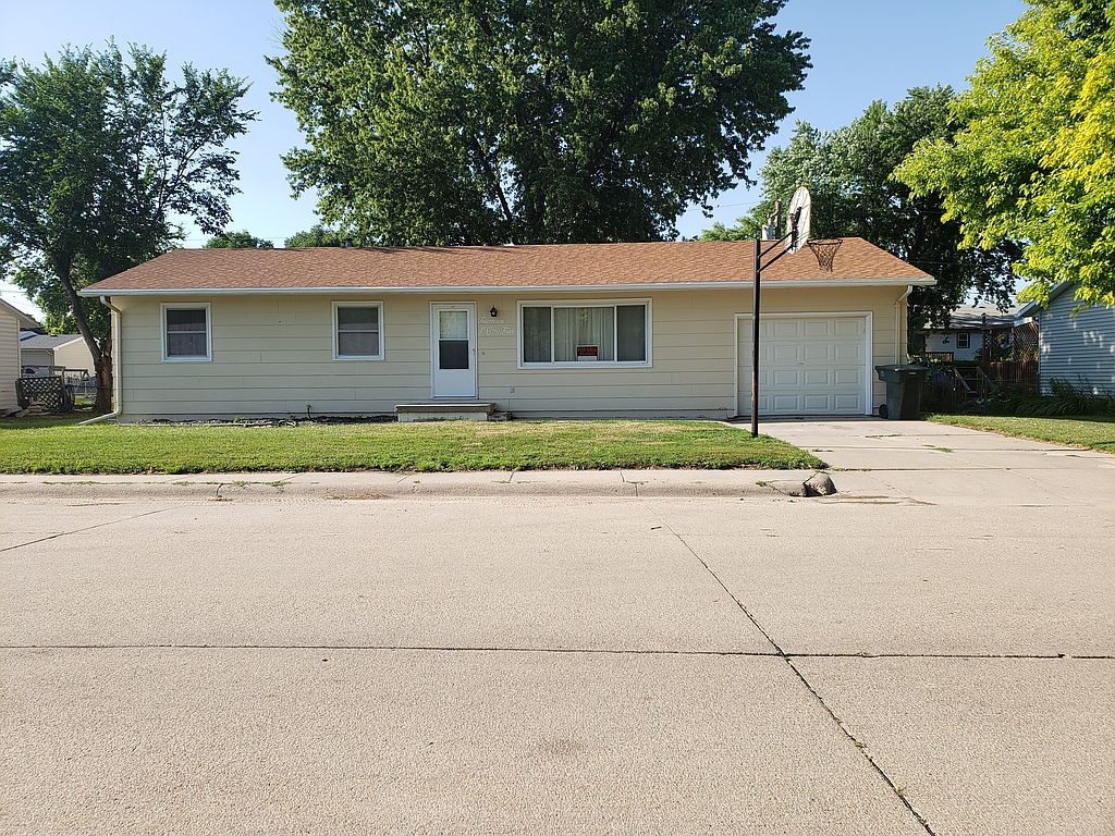 1404 E 33rd St, Kearney, NE 68847