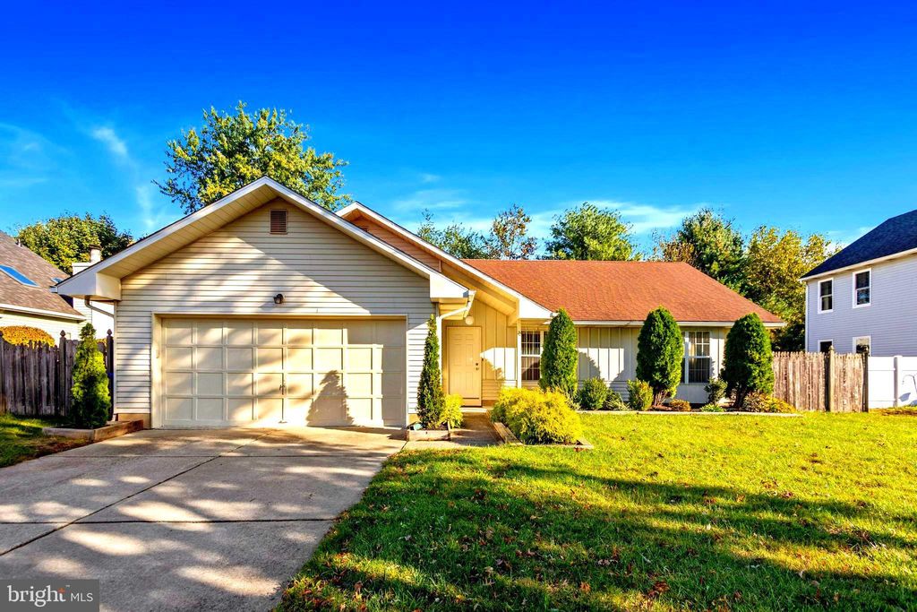 22 Winterset Ln, Marlton, NJ 08053