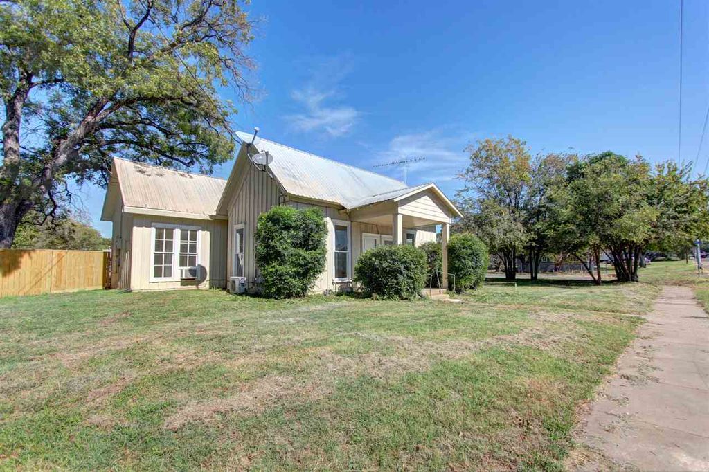 203 W Green St, Llano, TX 78643 Trulia