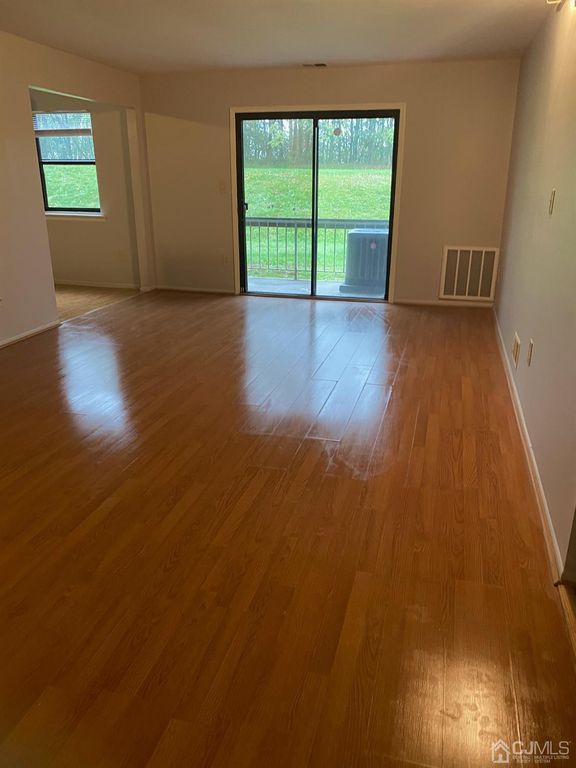 110 Sharon Gardens Ct, Woodbridge, NJ 2 Bed, 2 Bath Condo 10 Photos