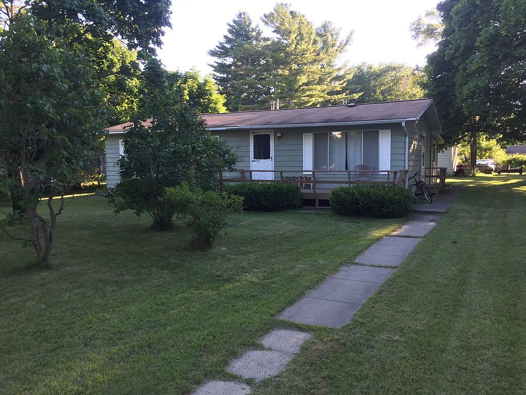 712 Cedar St, Elk Rapids, MI 49629