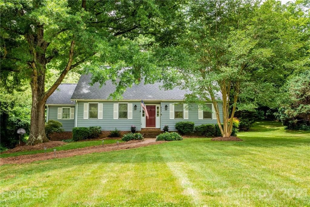 411 32nd Avenue Dr NW, Hickory, NC 28601