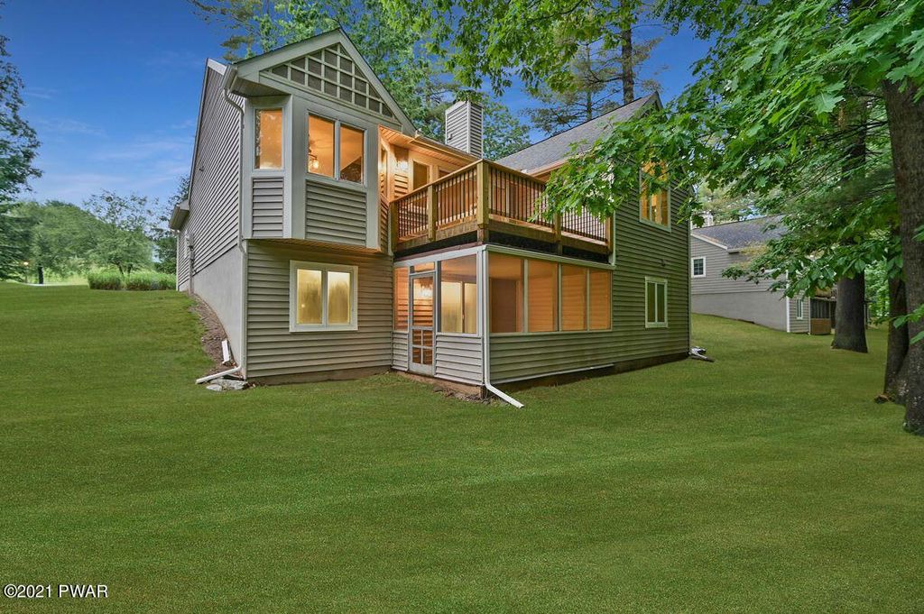 384 Woodloch Dr, Hawley, PA 18428