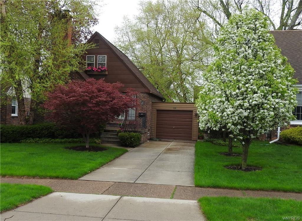 29 Ravenswood Ter, Cheektowaga, NY 14225