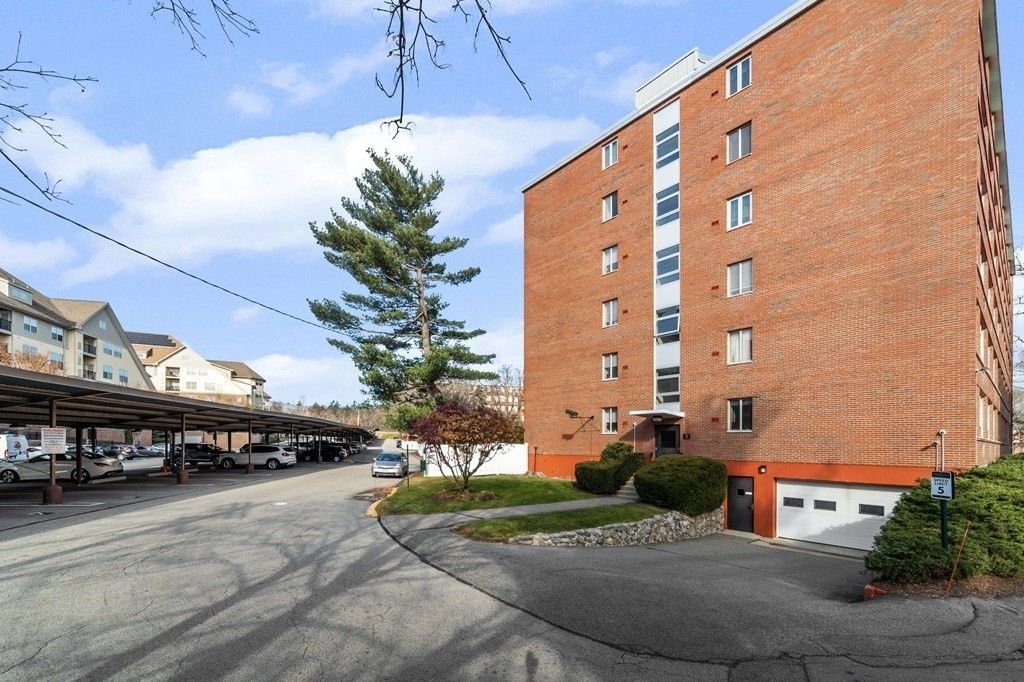 2 Hammond Pond Pkwy #305, Newton, MA 02467