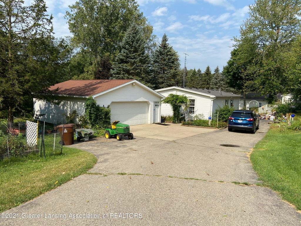 5605 High St, Bath, MI 48808