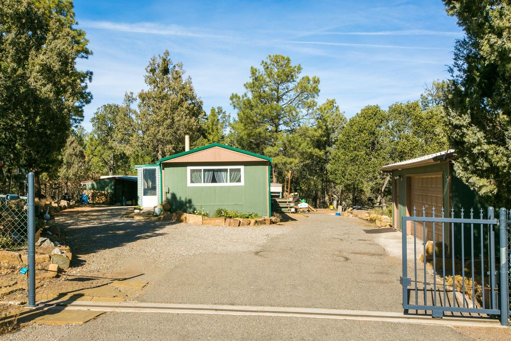 29 Gonzales Rd, Tijeras, NM 87059