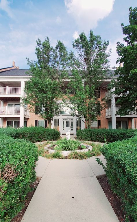 5601 Carriageway Dr #214, Rolling Meadows, IL 60008