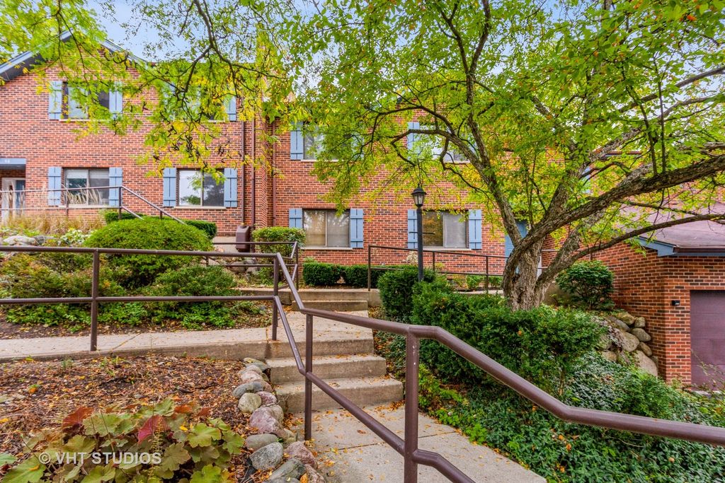 5354 Newport Dr #C, Lisle, IL 60532