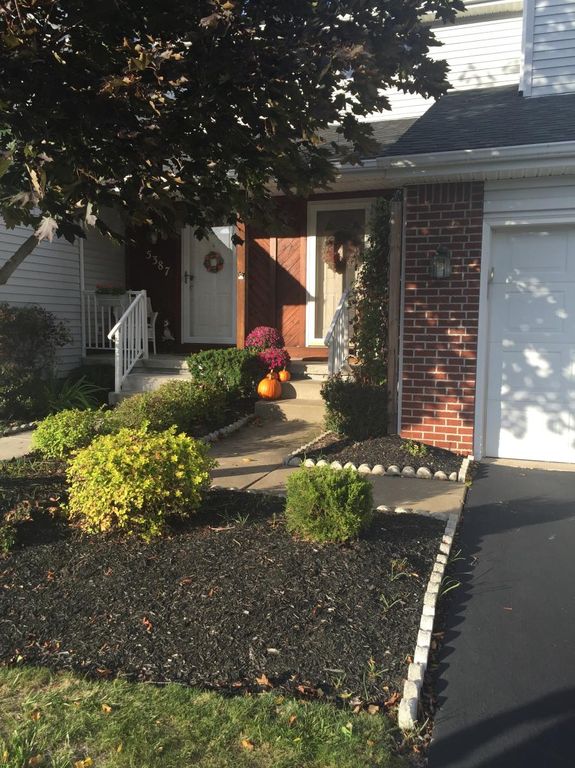 5389 Village Station Cir, Buffalo, NY 14221